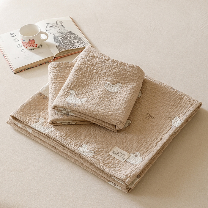 91家纺网 家纺一手货源 找家纺 麻依 2025新款安心棉床盖三件全棉四层纱布床单 可爱鸭鸭