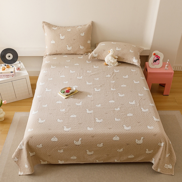 91家纺网 家纺一手货源 找家纺 麻依 2025新款安心棉床盖三件全棉四层纱布床单 可爱鸭鸭