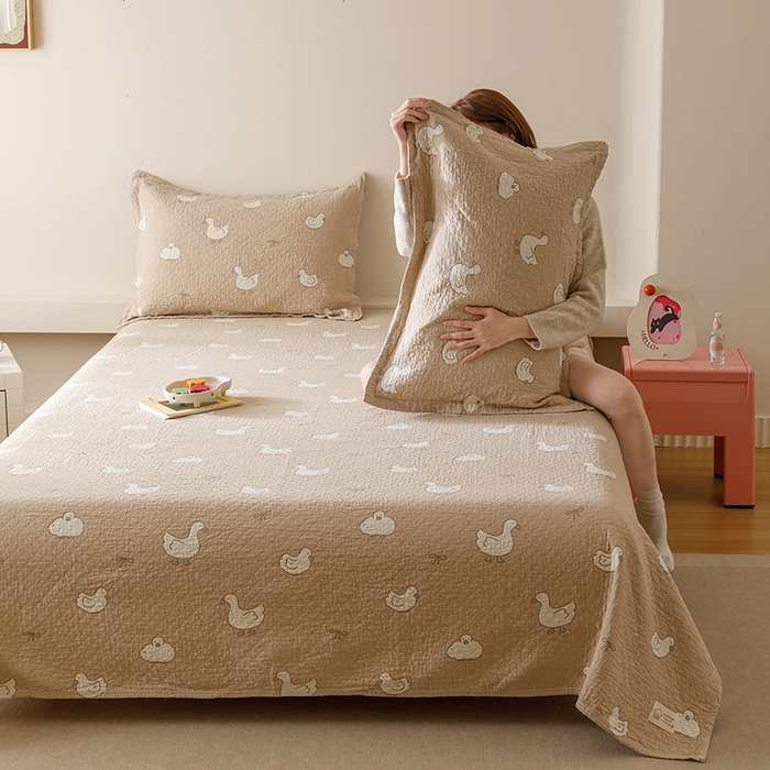91家纺网 家纺一手货源 找家纺 麻依 2025新款安心棉床盖三件全棉四层纱布床单 可爱鸭鸭