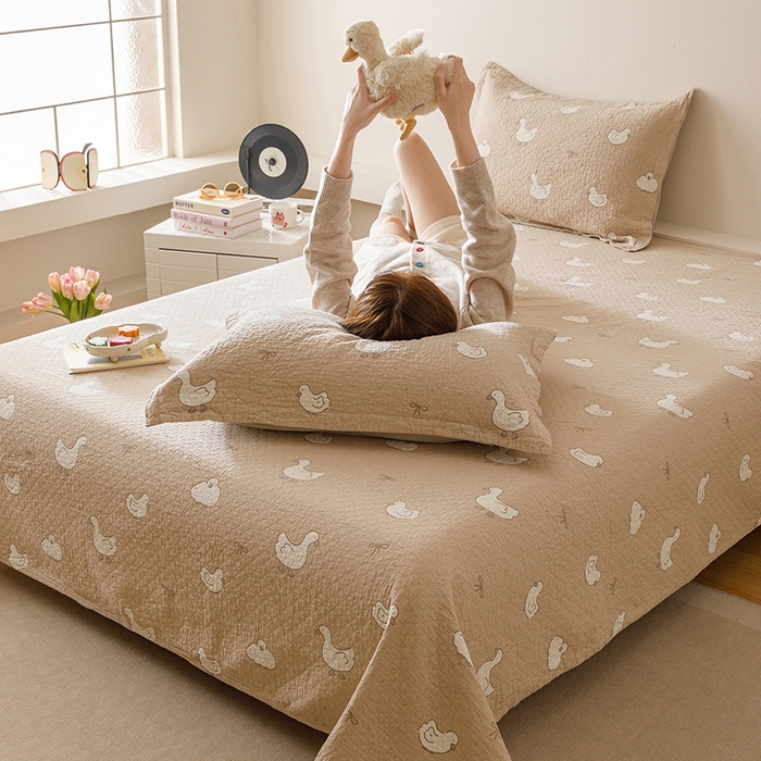 91家纺网 家纺一手货源 找家纺 麻依 2025新款安心棉床盖三件全棉四层纱布床单 可爱鸭鸭