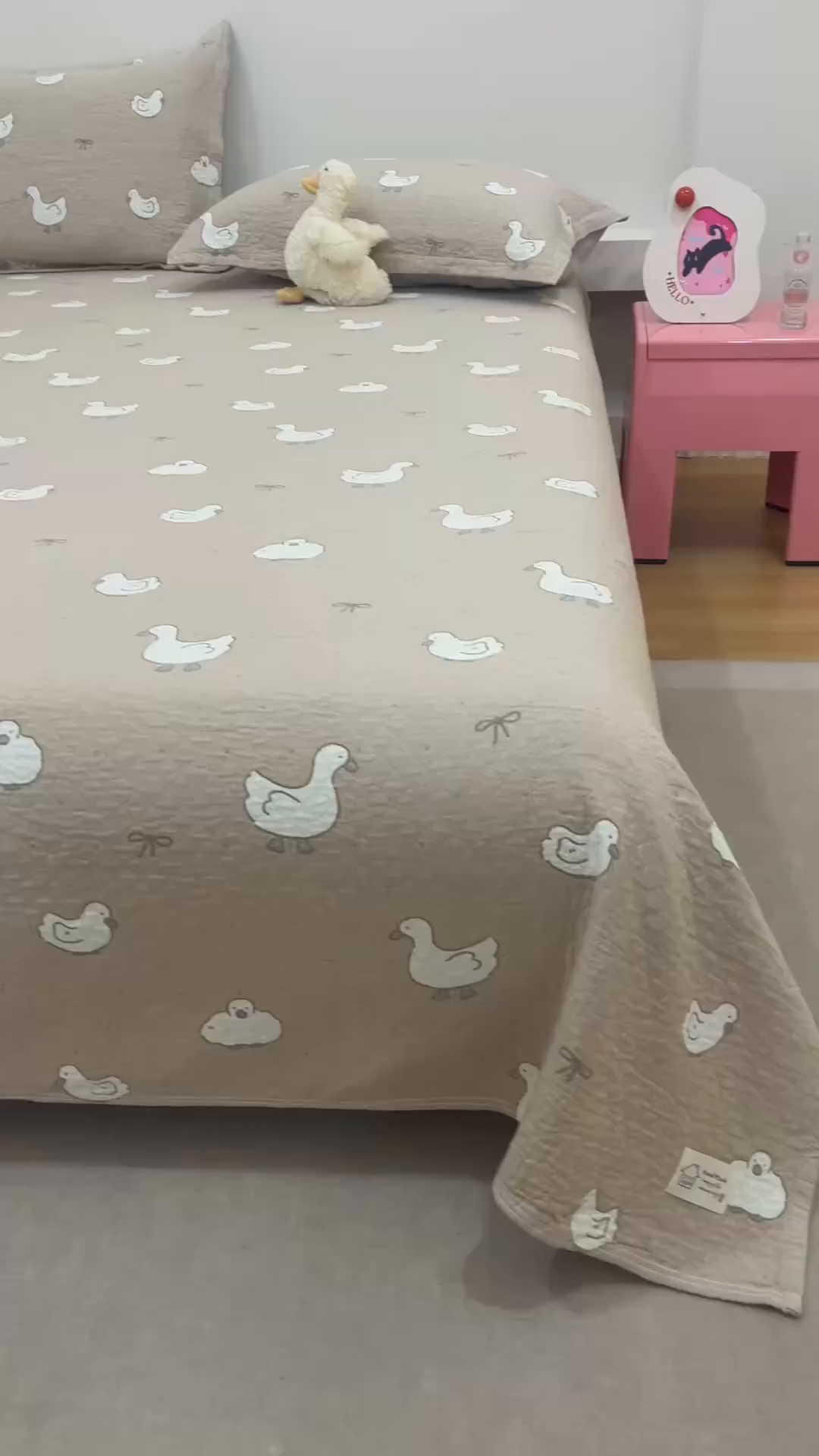 91家纺网 家纺一手货源 找家纺 麻依 2025新款安心棉床盖三件全棉四层纱布床单 可爱鸭鸭