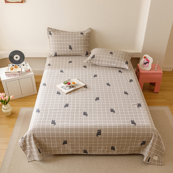 91家纺网 家纺一手货源 找家纺 麻依 2025新款安心棉床盖三件全棉四层纱布床单 可可猫咪-奶茶