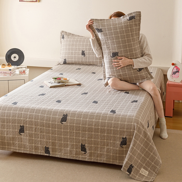 91家纺网 家纺一手货源 找家纺 麻依 2025新款安心棉床盖三件全棉四层纱布床单 可可猫咪-奶茶