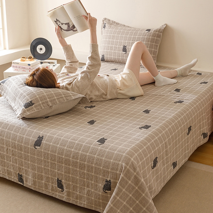 91家纺网 家纺一手货源 找家纺 麻依 2025新款安心棉床盖三件全棉四层纱布床单 可可猫咪-奶茶