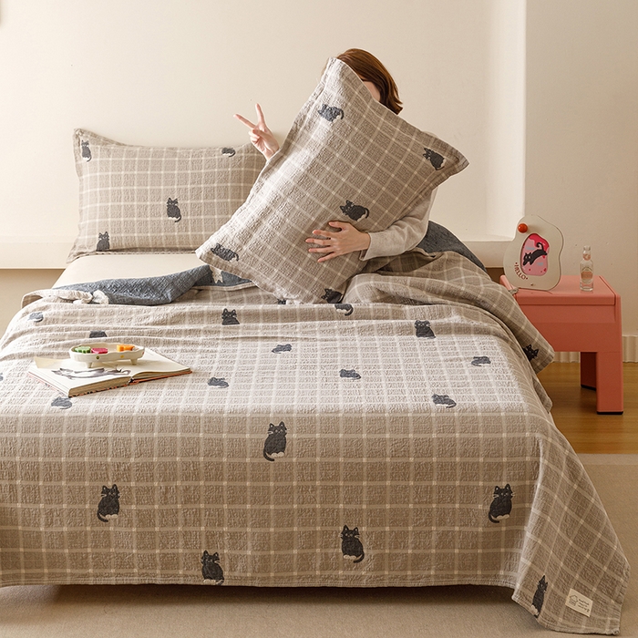 91家纺网 家纺一手货源 找家纺 麻依 2025新款安心棉床盖三件全棉四层纱布床单 可可猫咪-奶茶