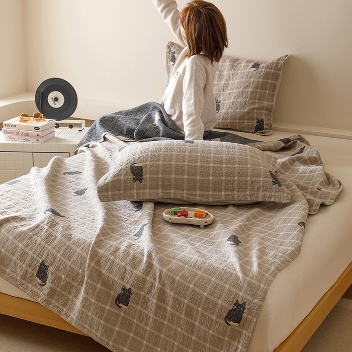 91家纺网 家纺一手货源 找家纺 麻依 2025新款安心棉床盖三件全棉四层纱布床单 可可猫咪-奶茶