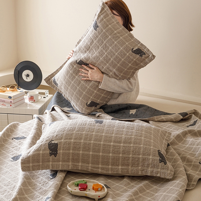 91家纺网 家纺一手货源 找家纺 麻依 2025新款安心棉床盖三件全棉四层纱布床单 可可猫咪-奶茶