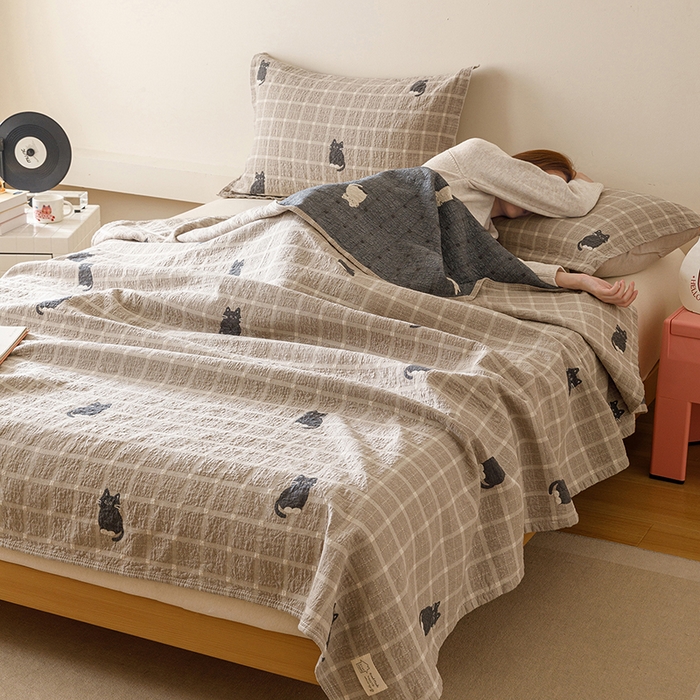 91家纺网 家纺一手货源 找家纺 麻依 2025新款安心棉床盖三件全棉四层纱布床单 可可猫咪-奶茶