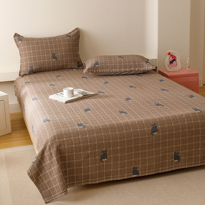 91家纺网 家纺一手货源 找家纺 麻依 2025新款安心棉床盖三件全棉四层纱布床单 可可猫咪-深咖