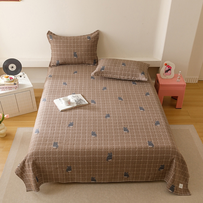 91家纺网 家纺一手货源 找家纺 麻依 2025新款安心棉床盖三件全棉四层纱布床单 可可猫咪-深咖