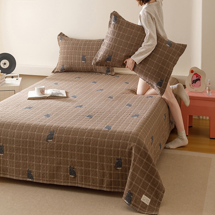 91家纺网 家纺一手货源 找家纺 麻依 2025新款安心棉床盖三件全棉四层纱布床单 可可猫咪-深咖