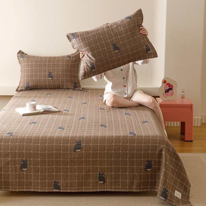91家纺网 家纺一手货源 找家纺 麻依 2025新款安心棉床盖三件全棉四层纱布床单 可可猫咪-深咖
