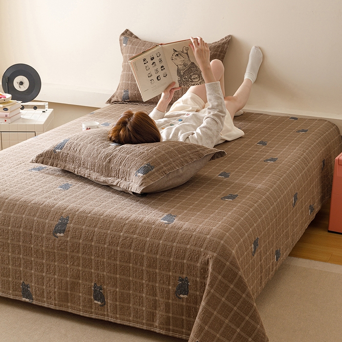 91家纺网 家纺一手货源 找家纺 麻依 2025新款安心棉床盖三件全棉四层纱布床单 可可猫咪-深咖