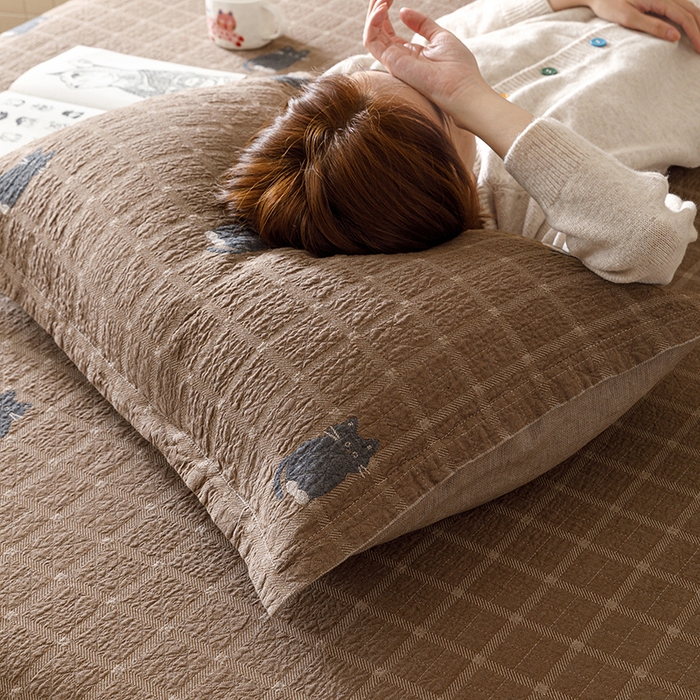 91家纺网 家纺一手货源 找家纺 麻依 2025新款安心棉床盖三件全棉四层纱布床单 可可猫咪-深咖