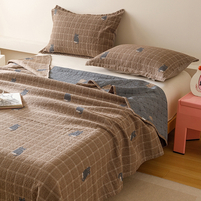 91家纺网 家纺一手货源 找家纺 麻依 2025新款安心棉床盖三件全棉四层纱布床单 可可猫咪-深咖