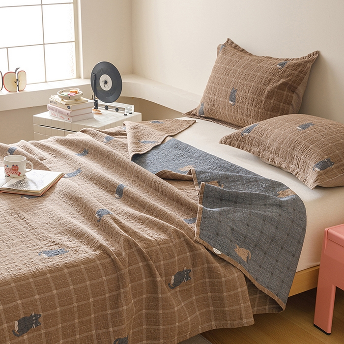 91家纺网 家纺一手货源 找家纺 麻依 2025新款安心棉床盖三件全棉四层纱布床单 可可猫咪-深咖