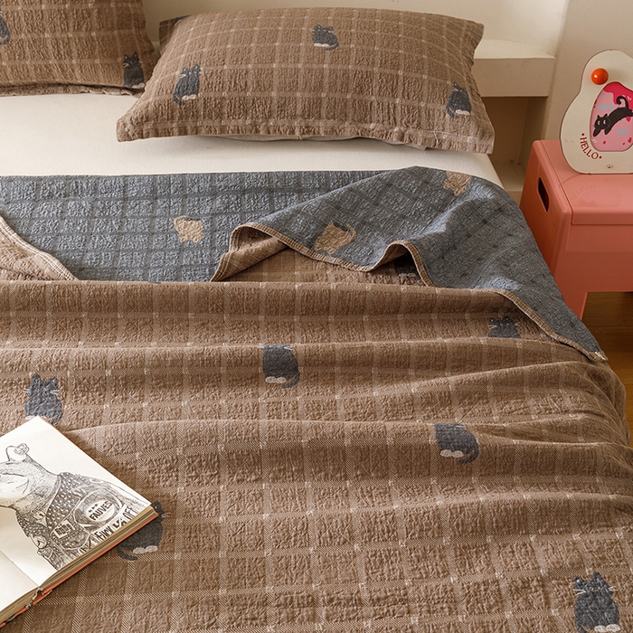 91家纺网 家纺一手货源 找家纺 麻依 2025新款安心棉床盖三件全棉四层纱布床单 可可猫咪-深咖