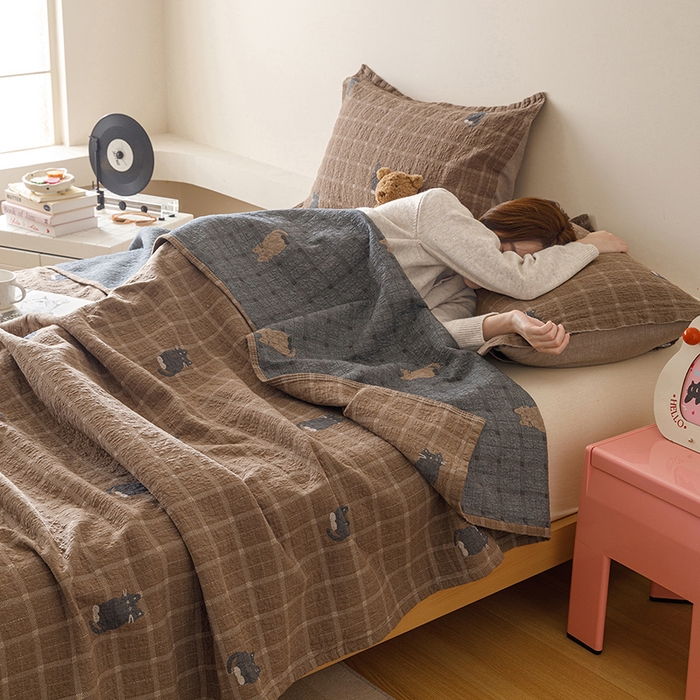 91家纺网 家纺一手货源 找家纺 麻依 2025新款安心棉床盖三件全棉四层纱布床单 可可猫咪-深咖