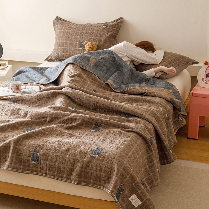 91家纺网 家纺一手货源 找家纺 麻依 2025新款安心棉床盖三件全棉四层纱布床单 可可猫咪-深咖