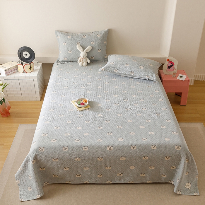 91家纺网 家纺一手货源 找家纺 麻依 2025新款安心棉床盖三件全棉四层纱布床单 蓝色熊猫