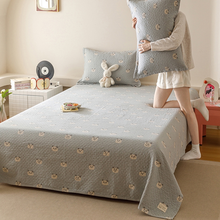 91家纺网 家纺一手货源 找家纺 麻依 2025新款安心棉床盖三件全棉四层纱布床单 蓝色熊猫