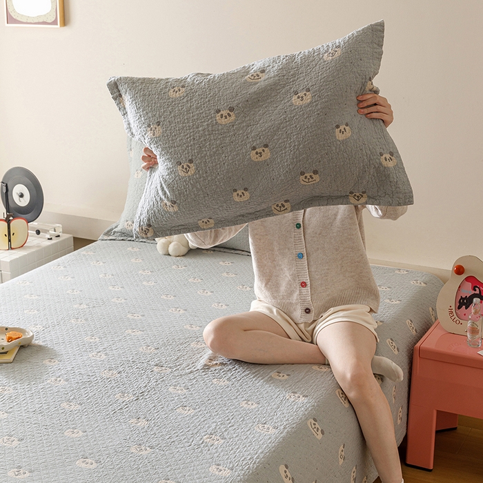 91家纺网 家纺一手货源 找家纺 麻依 2025新款安心棉床盖三件全棉四层纱布床单 蓝色熊猫