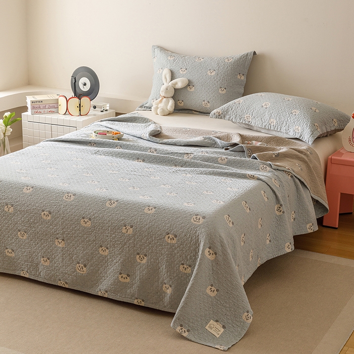 91家纺网 家纺一手货源 找家纺 麻依 2025新款安心棉床盖三件全棉四层纱布床单 蓝色熊猫