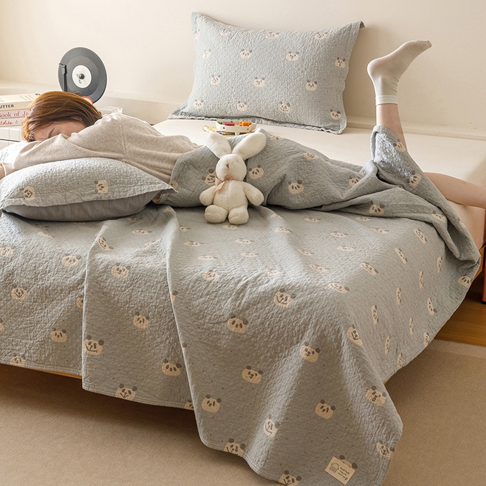 91家纺网 家纺一手货源 找家纺 麻依 2025新款安心棉床盖三件全棉四层纱布床单 蓝色熊猫