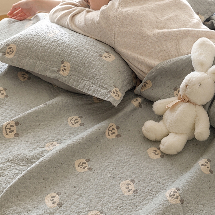 91家纺网 家纺一手货源 找家纺 麻依 2025新款安心棉床盖三件全棉四层纱布床单 蓝色熊猫