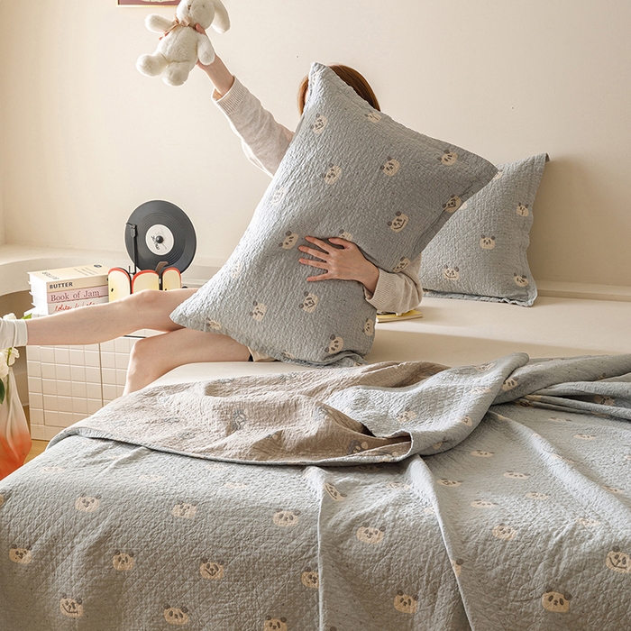 91家纺网 家纺一手货源 找家纺 麻依 2025新款安心棉床盖三件全棉四层纱布床单 蓝色熊猫