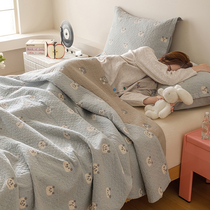 91家纺网 家纺一手货源 找家纺 麻依 2025新款安心棉床盖三件全棉四层纱布床单 蓝色熊猫