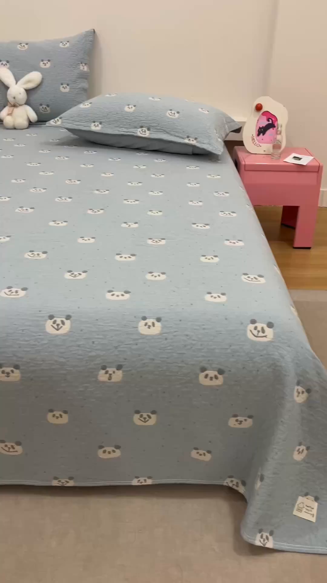 91家纺网 家纺一手货源 找家纺 麻依 2025新款安心棉床盖三件全棉四层纱布床单 蓝色熊猫