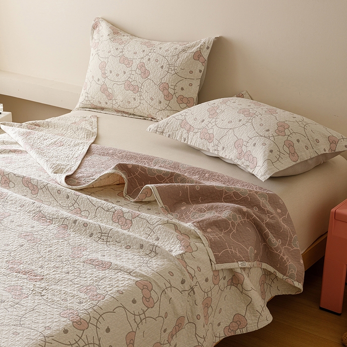 91家纺网 家纺一手货源 找家纺 麻依 2025新款安心棉床盖三件全棉四层纱布床单 团团KT