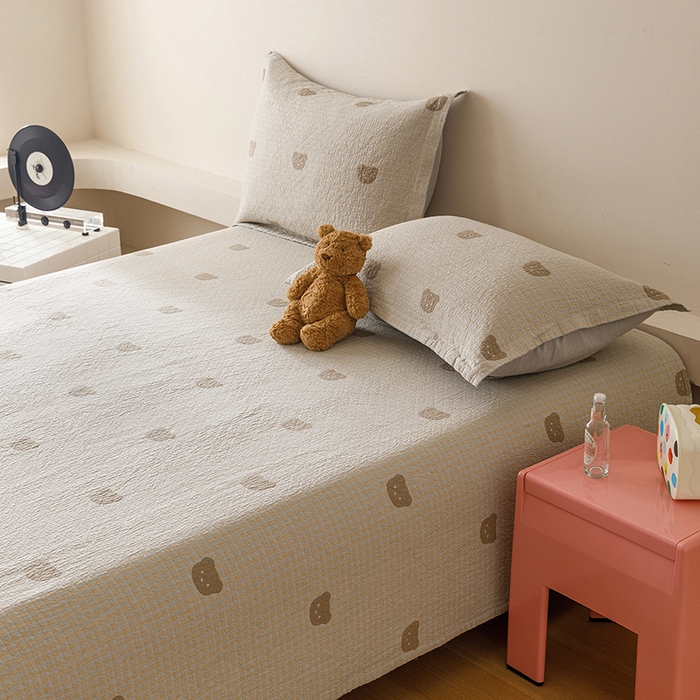 91家纺网 家纺一手货源 找家纺 麻依 2025新款安心棉床盖三件全棉四层纱布床单 小熊格格