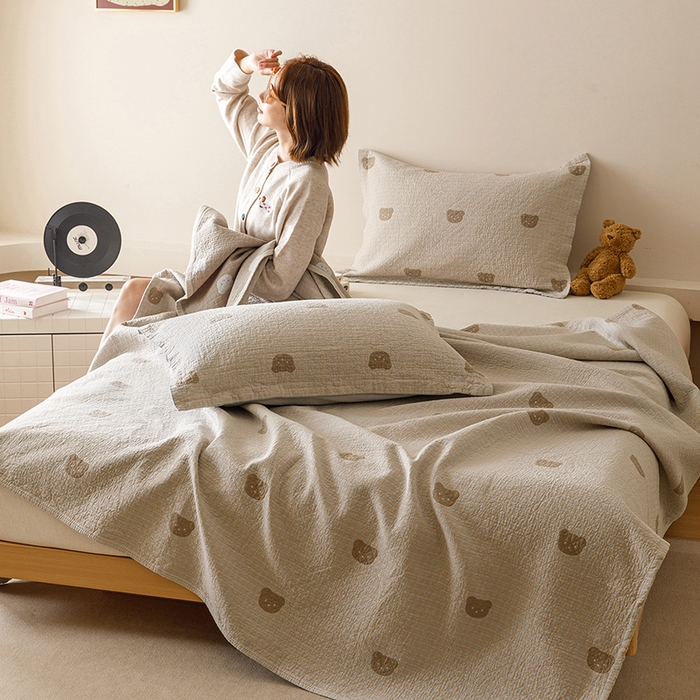 91家纺网 家纺一手货源 找家纺 麻依 2025新款安心棉床盖三件全棉四层纱布床单 小熊格格