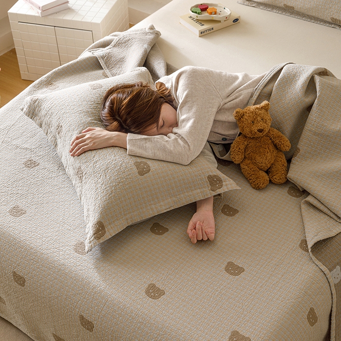 91家纺网 家纺一手货源 找家纺 麻依 2025新款安心棉床盖三件全棉四层纱布床单 小熊格格