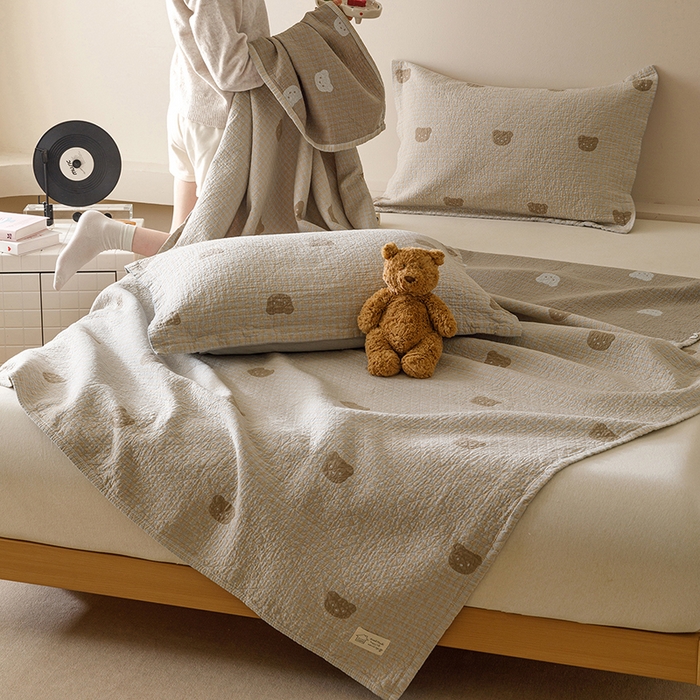 91家纺网 家纺一手货源 找家纺 麻依 2025新款安心棉床盖三件全棉四层纱布床单 小熊格格