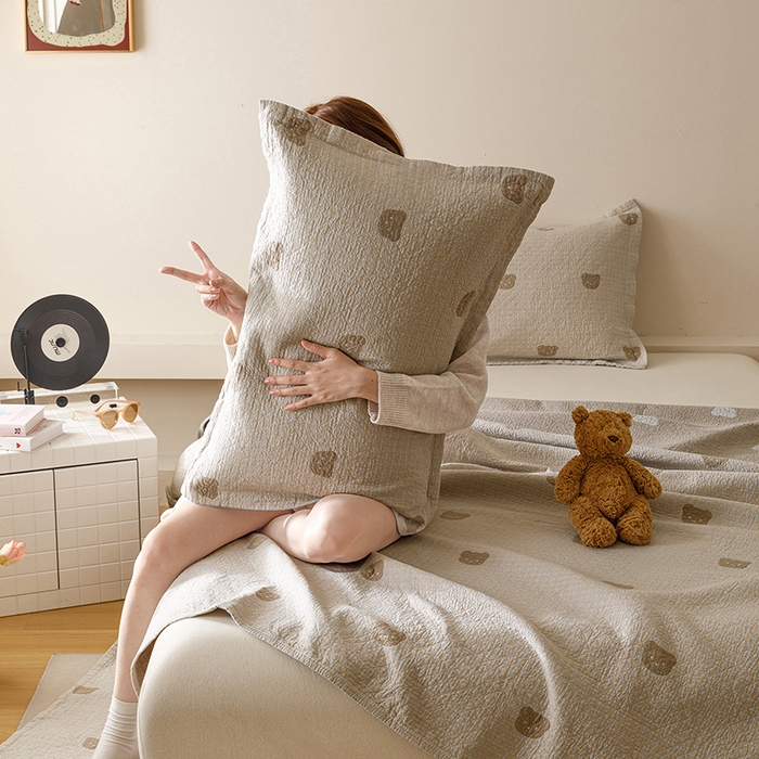 91家纺网 家纺一手货源 找家纺 麻依 2025新款安心棉床盖三件全棉四层纱布床单 小熊格格