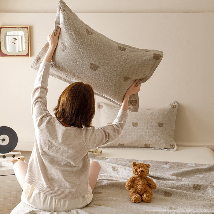 91家纺网 家纺一手货源 找家纺 麻依 2025新款安心棉床盖三件全棉四层纱布床单 小熊格格