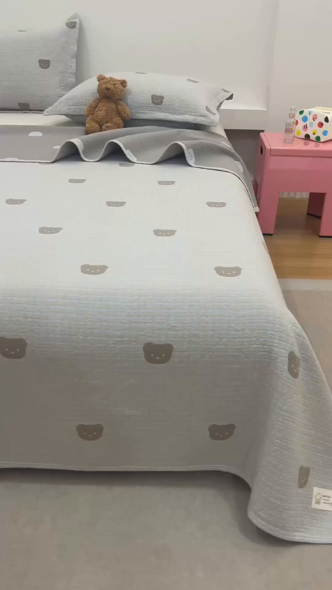 91家纺网 家纺一手货源 找家纺 麻依 2025新款安心棉床盖三件全棉四层纱布床单 小熊格格