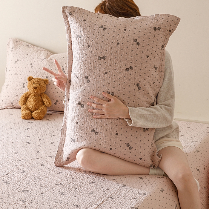 91家纺网 家纺一手货源 找家纺 麻依 2025新款安心棉床盖三件全棉四层纱布床单 心心领结