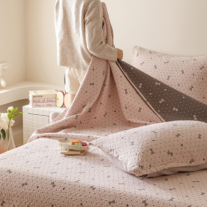 91家纺网 家纺一手货源 找家纺 麻依 2025新款安心棉床盖三件全棉四层纱布床单 心心领结