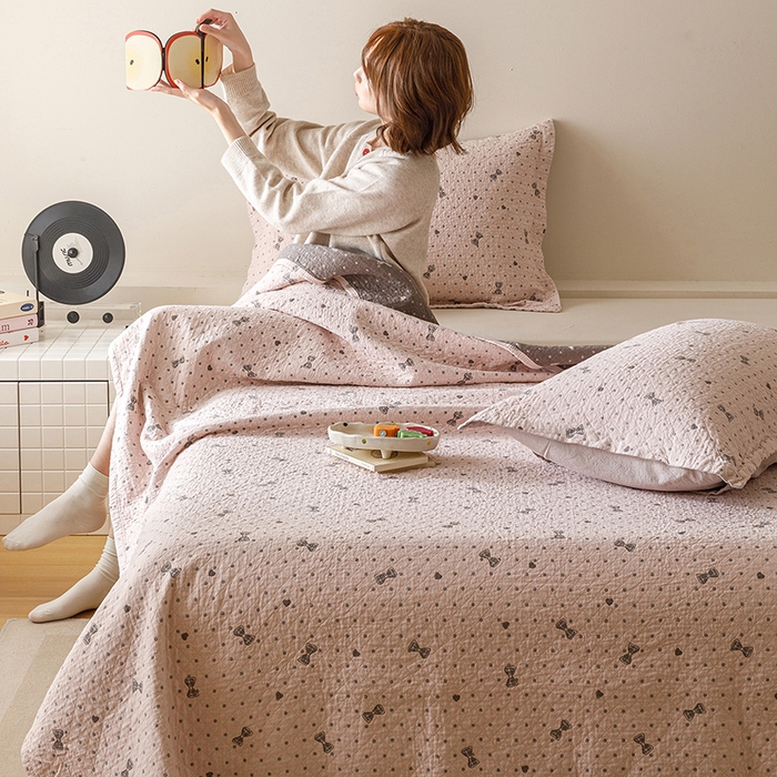 91家纺网 家纺一手货源 找家纺 麻依 2025新款安心棉床盖三件全棉四层纱布床单 心心领结