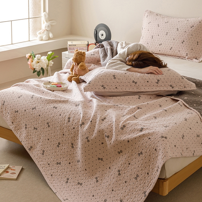 91家纺网 家纺一手货源 找家纺 麻依 2025新款安心棉床盖三件全棉四层纱布床单 心心领结