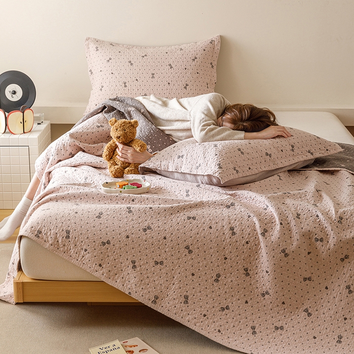 91家纺网 家纺一手货源 找家纺 麻依 2025新款安心棉床盖三件全棉四层纱布床单 心心领结