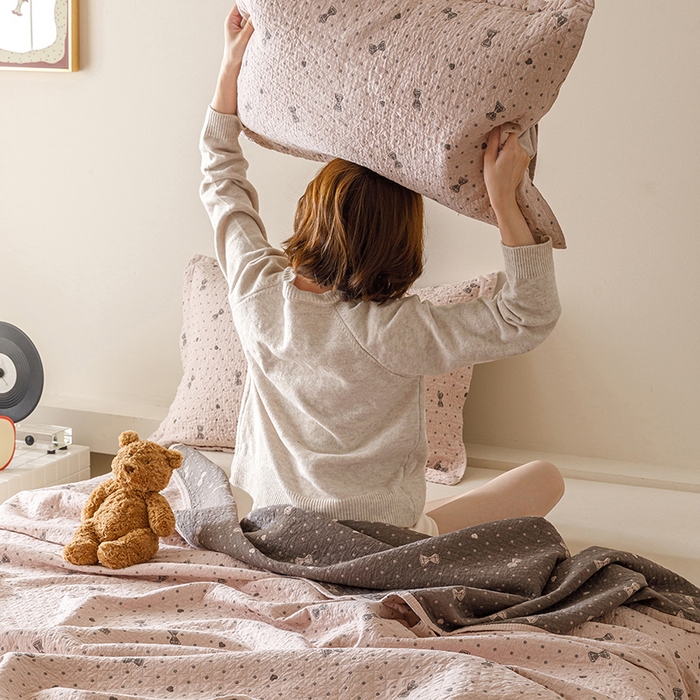 91家纺网 家纺一手货源 找家纺 麻依 2025新款安心棉床盖三件全棉四层纱布床单 心心领结