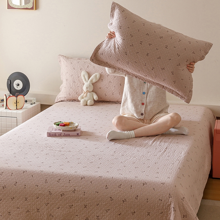 91家纺网 家纺一手货源 找家纺 麻依 2025新款安心棉床盖三件全棉四层纱布床单 欣欣樱桃