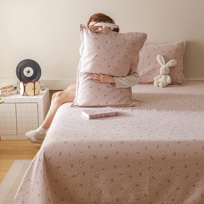 91家纺网 家纺一手货源 找家纺 麻依 2025新款安心棉床盖三件全棉四层纱布床单 欣欣樱桃