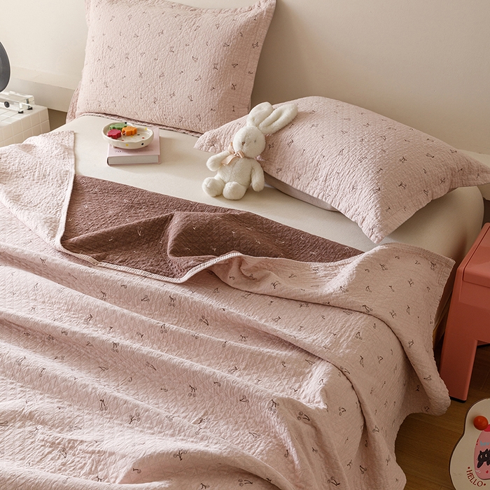 91家纺网 家纺一手货源 找家纺 麻依 2025新款安心棉床盖三件全棉四层纱布床单 欣欣樱桃