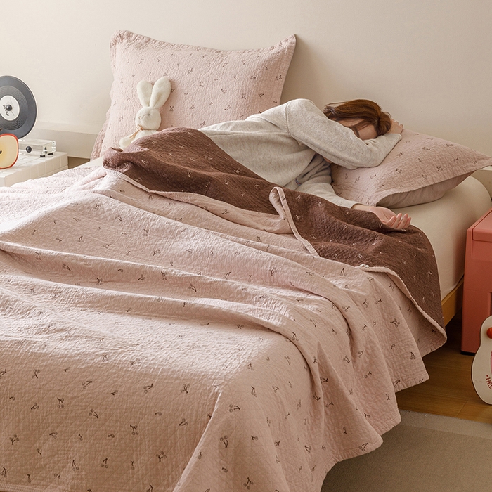 91家纺网 家纺一手货源 找家纺 麻依 2025新款安心棉床盖三件全棉四层纱布床单 欣欣樱桃